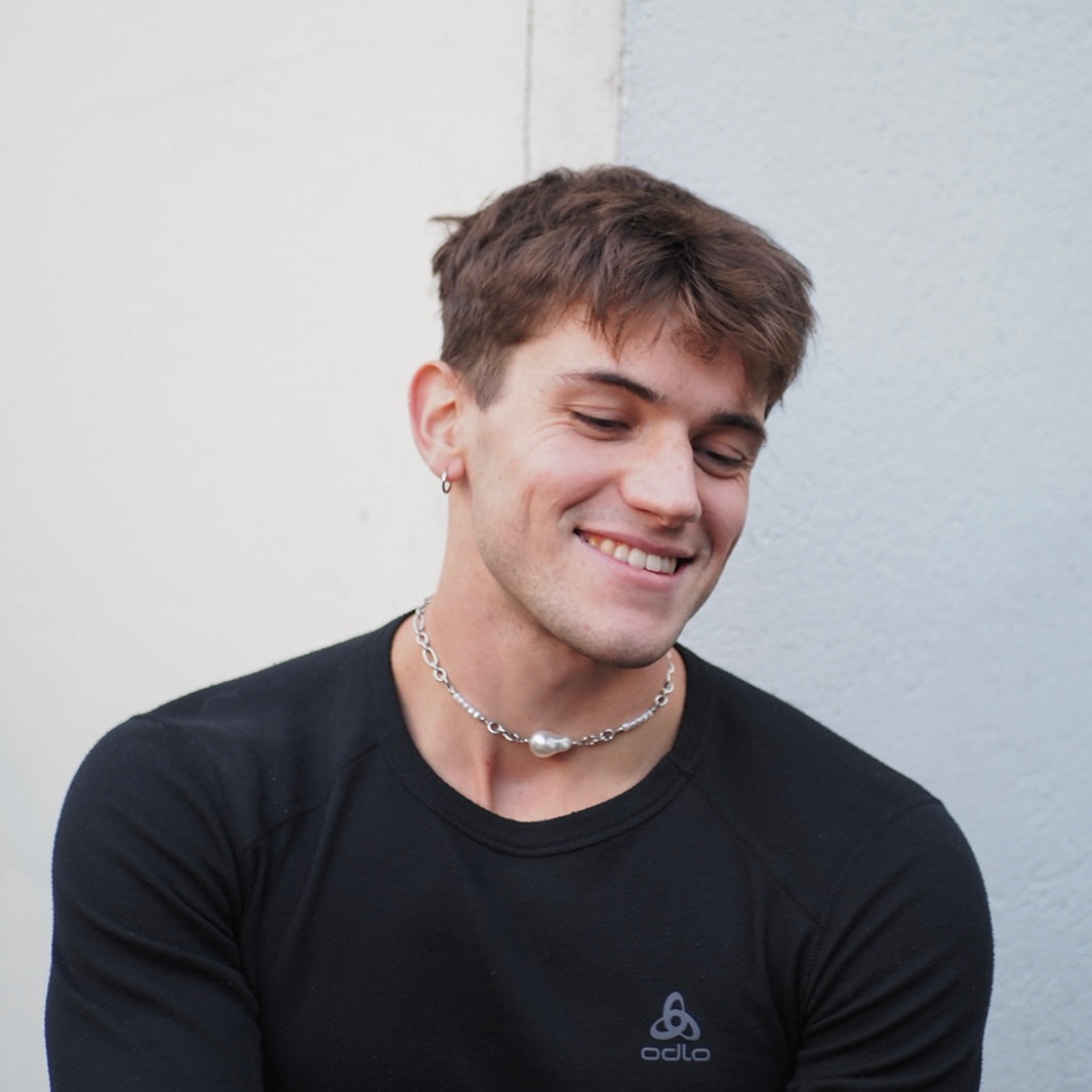 Metal Choker with Center Pearl