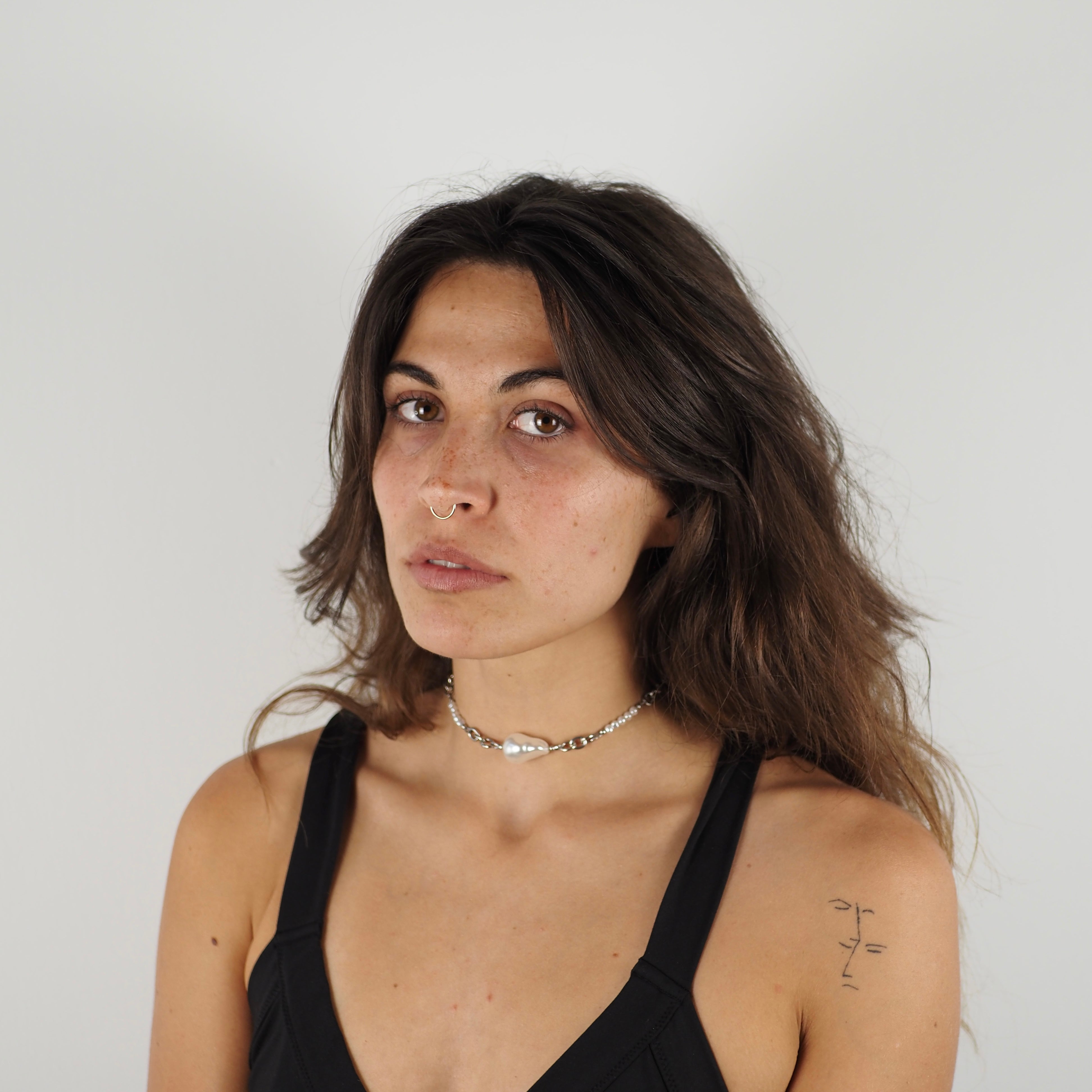 Metal Choker with Center Pearl