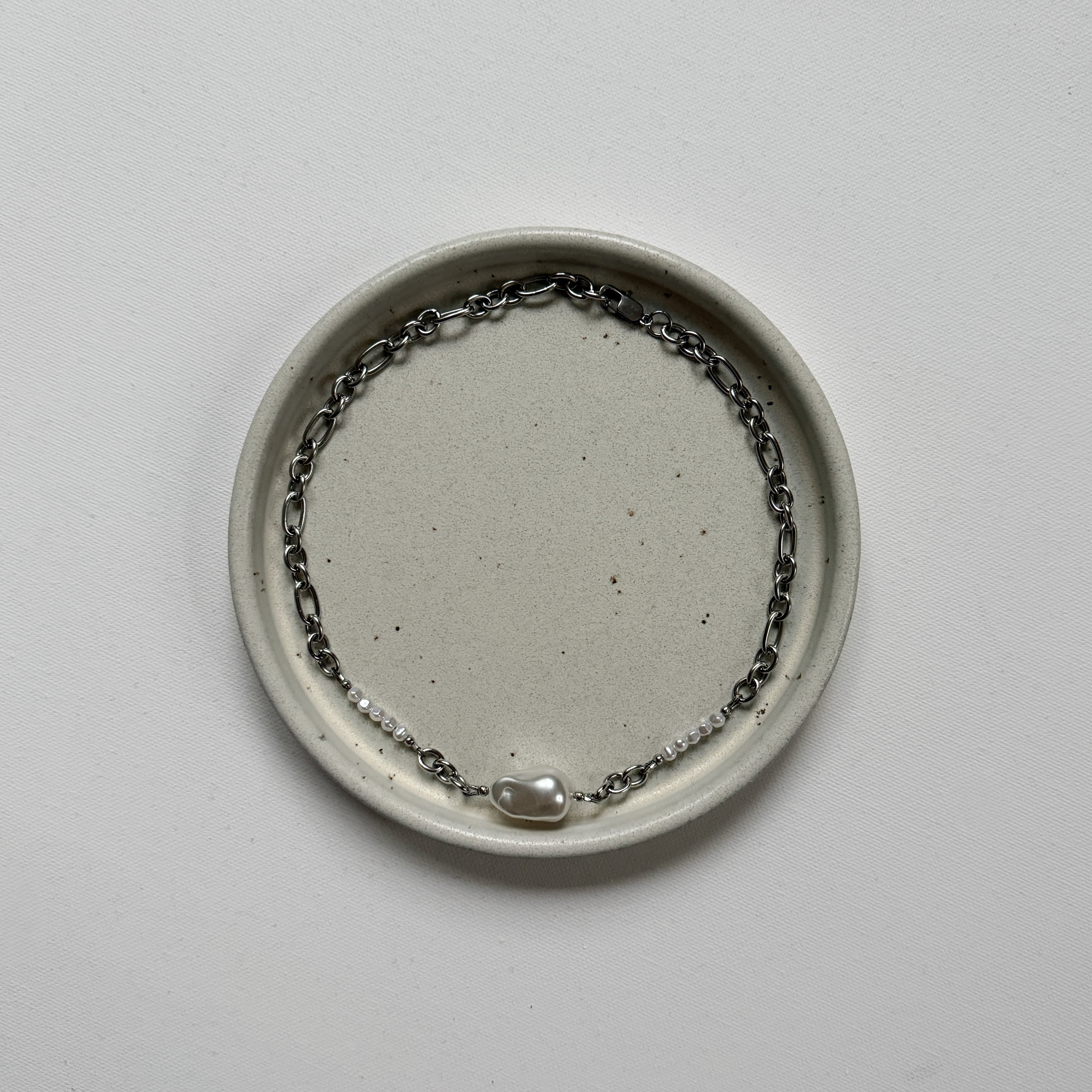 Metal Choker with Center Pearl