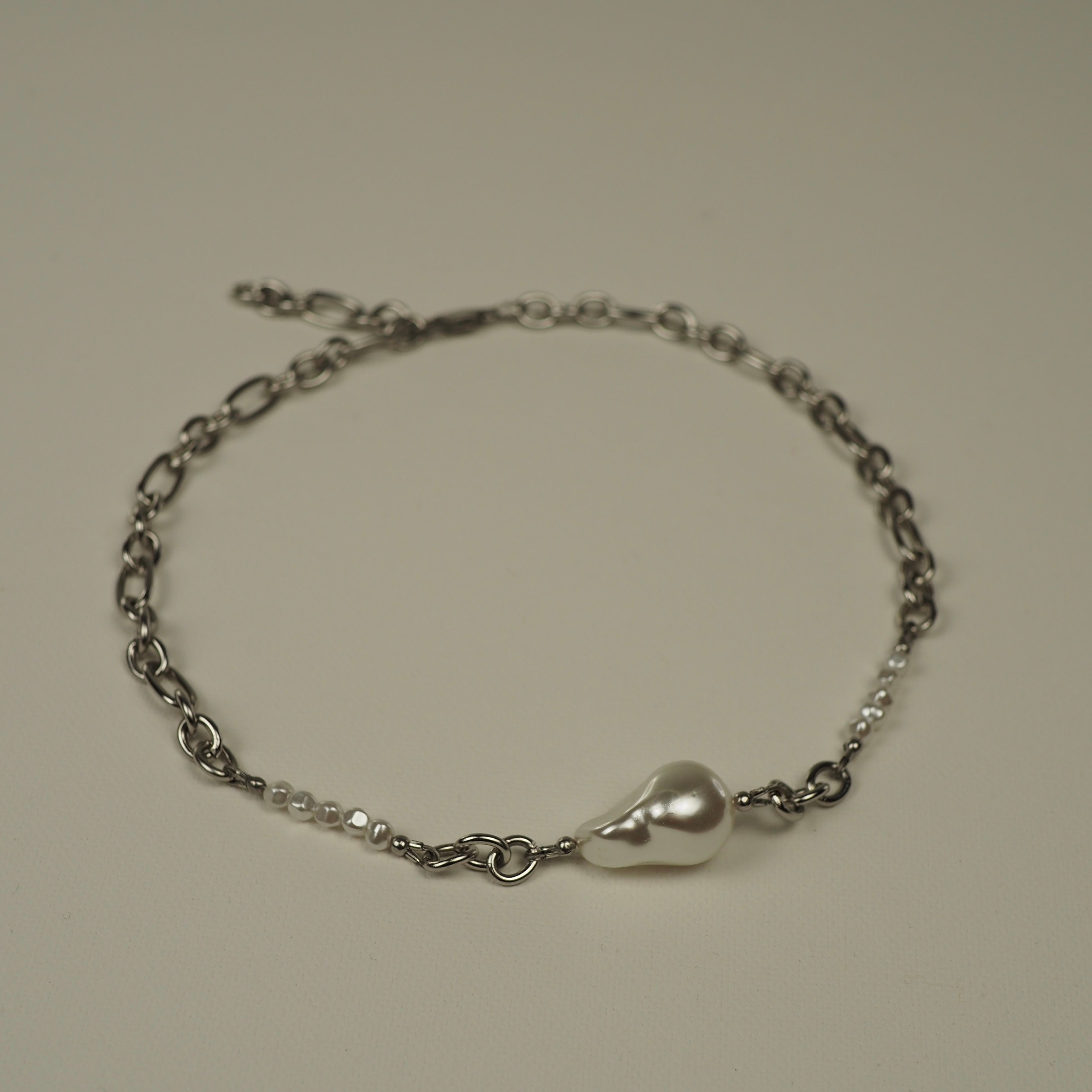 Metal Choker with Center Pearl